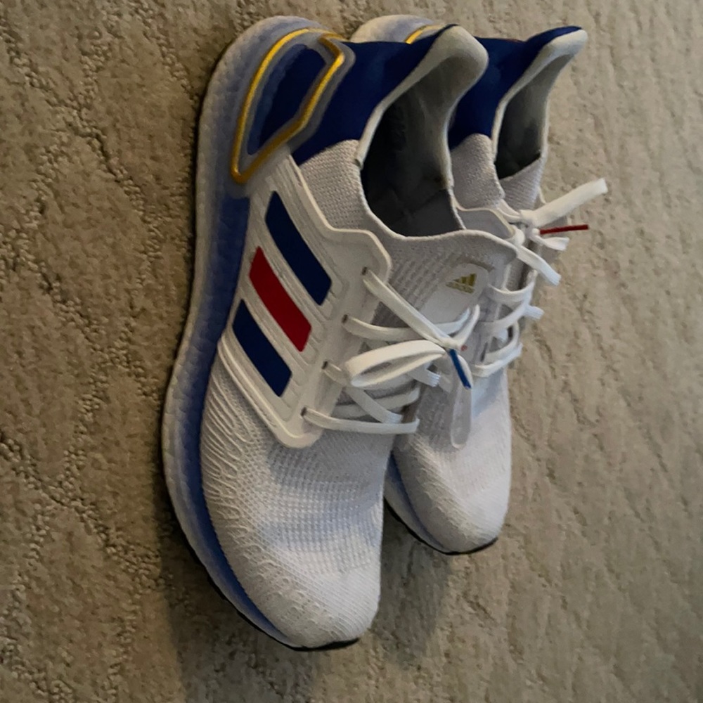 Men’s 9.5 Adidas ultra boost shoes